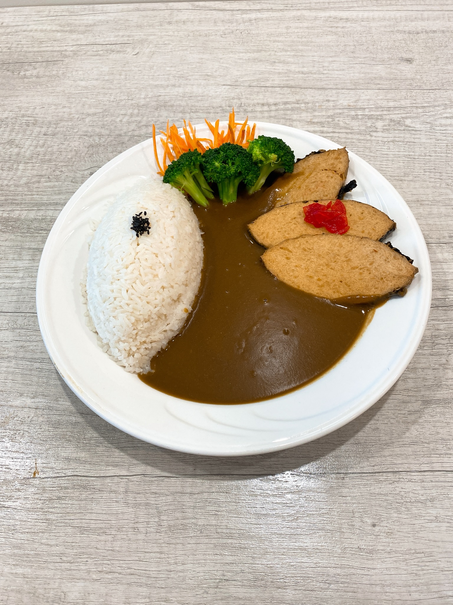 Order D6. Vegetarian Fish Curry Rice food online from Mooji Ramen store, Irvine on bringmethat.com