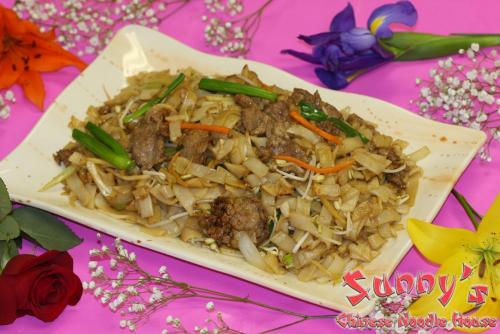 Order 28. Beef Chow Fun food online from Sunny's Chinese Noodle House store, Green Bay on bringmethat.com