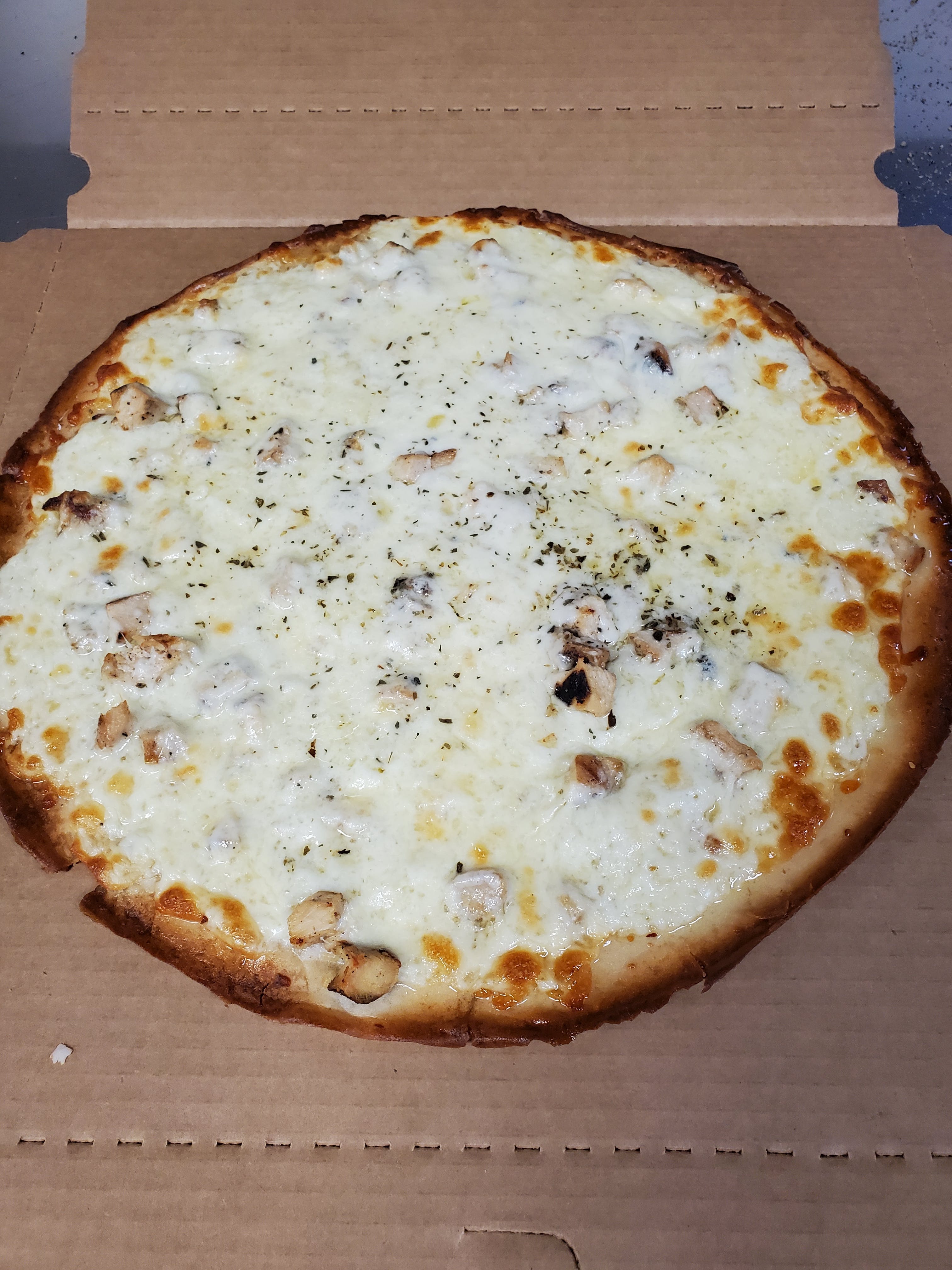 Order Grilled Chicken Alfredo Pizza - Small 12'' food online from Pizza Cucina store, Oswego on bringmethat.com