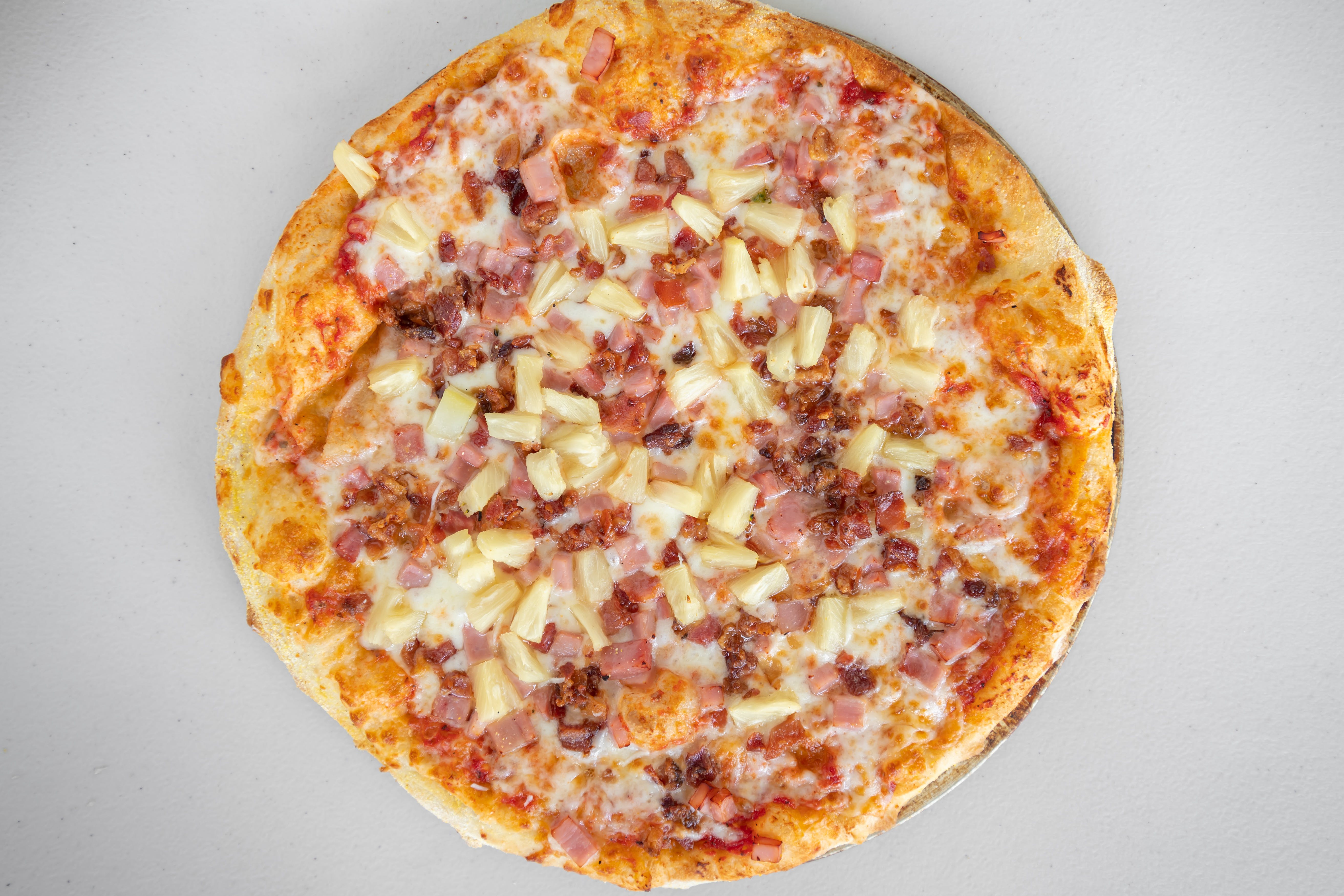 Order Hawaiian Pizza - Medium 12'' food online from Pizza Machine - Hollywood store, Hollywood on bringmethat.com