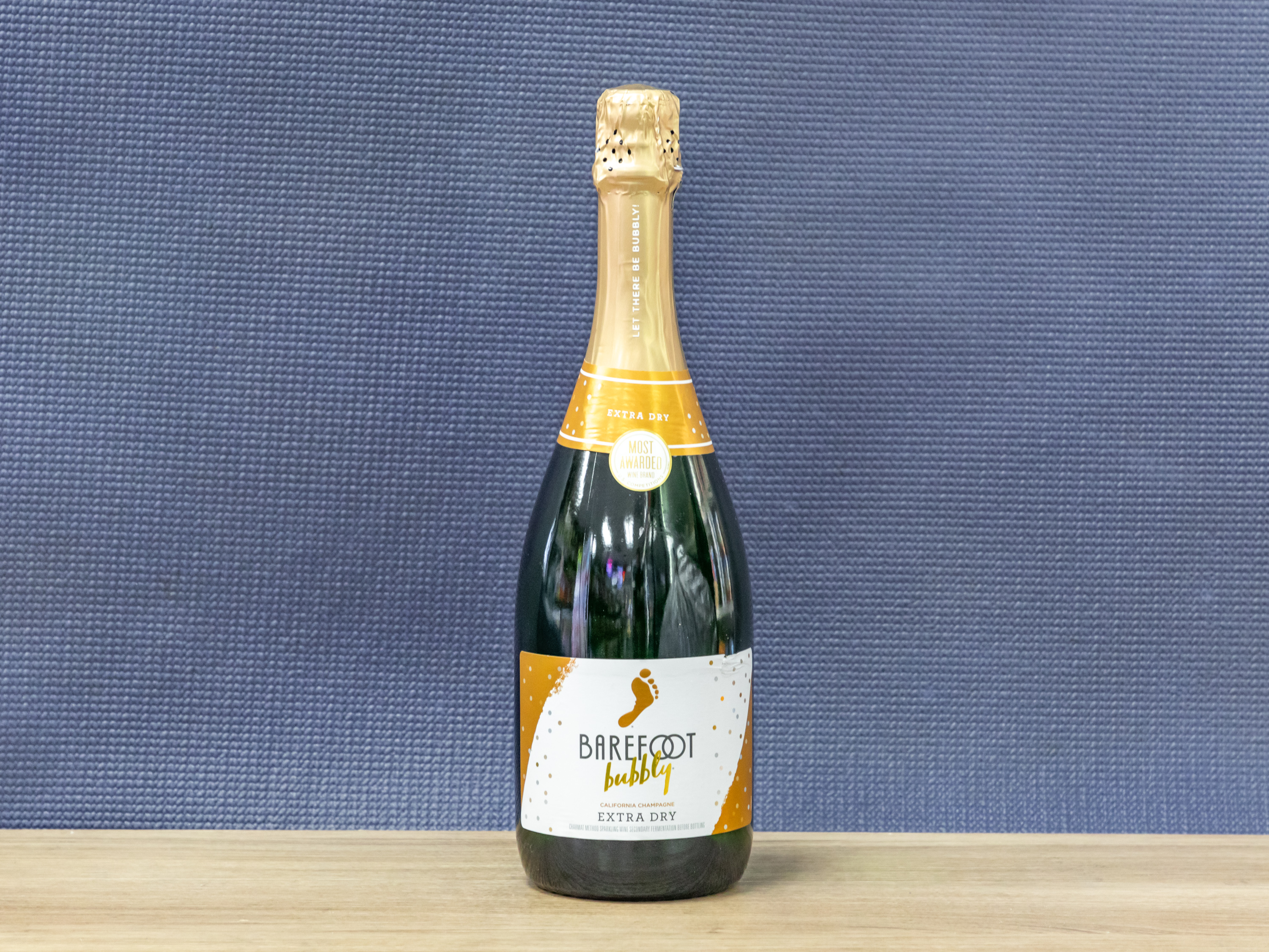 Order Barefoot Bubbly Extra Dry Champagne food online from Liquor Barrel store, Hawthorne on bringmethat.com