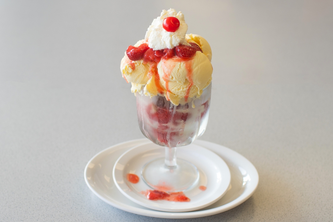 Order Strawberry Shortcake - food online from Leatherby Family Creamery store, Citrus Heights on bringmethat.com