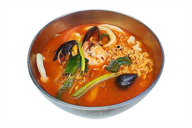 Order Spicy Seafood Korean Ramen (Haemul Ramyeon)해물라면 food online from Halmae Noodle 할매칼국수 store, Palisades Park on bringmethat.com