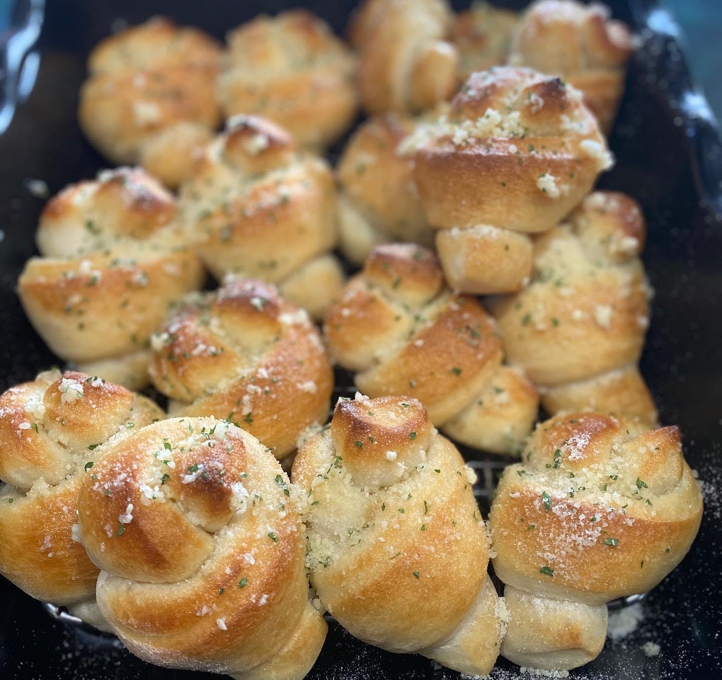 Order Garlic Knots - Appetizers food online from Affamato Pizza & Italian Restaurant store, Norristown on bringmethat.com
