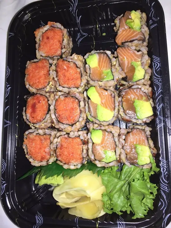 Order Tuna Maki Roll food online from Mura store, Brooklyn on bringmethat.com