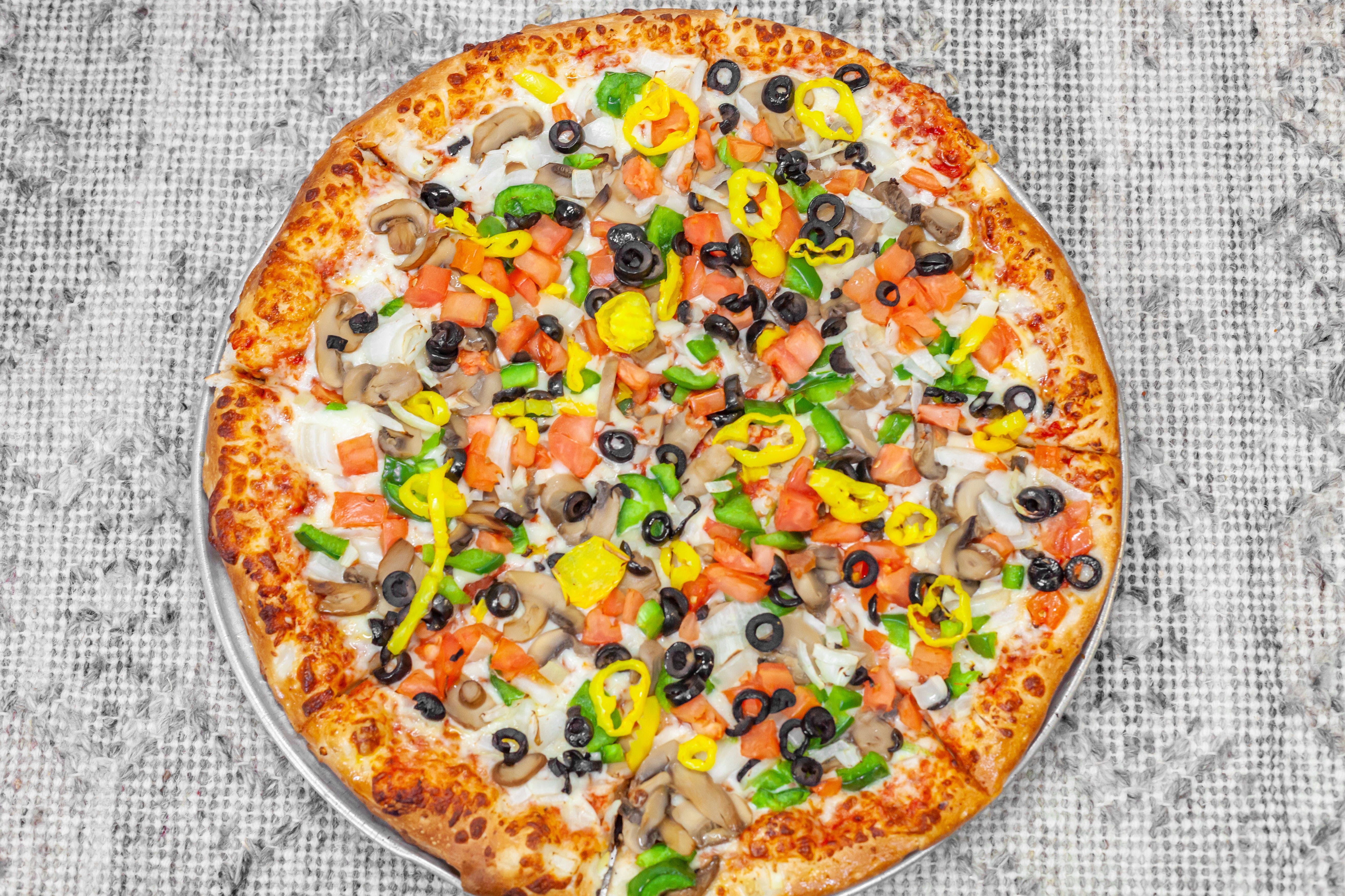 Order Vegetarian Pizza - Medium 12'' food online from Howell 2 Go store, Howell on bringmethat.com