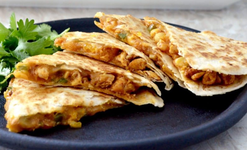 Order Grilled Chicken Quesadilla food online from Janik's Cafe store, Chicago on bringmethat.com