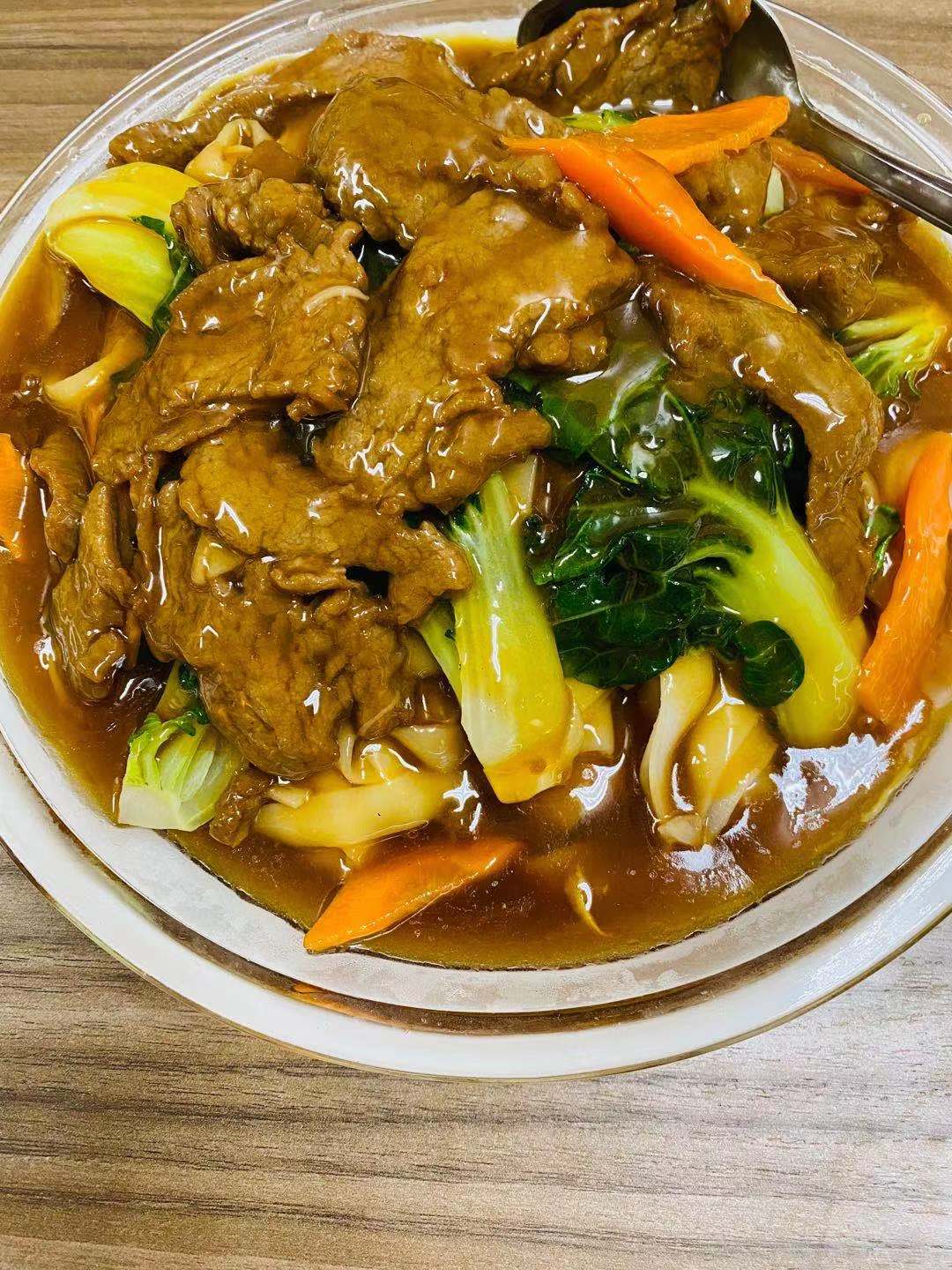 Order Beef Chow Fun With Sauce 濕炒牛河 food online from Dim Sum Club store, San Francisco on bringmethat.com