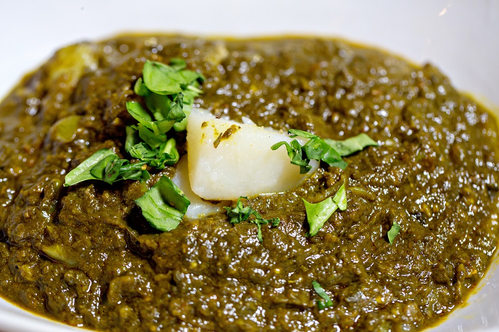 Order Saag (Green Curry) food online from Rajput Indian Cuisine store, Suffolk on bringmethat.com