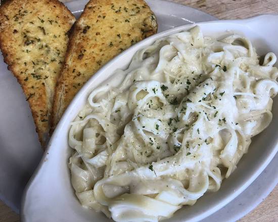 Order Fettuccine Alfredo food online from Giannis Pizza store, Monterey on bringmethat.com