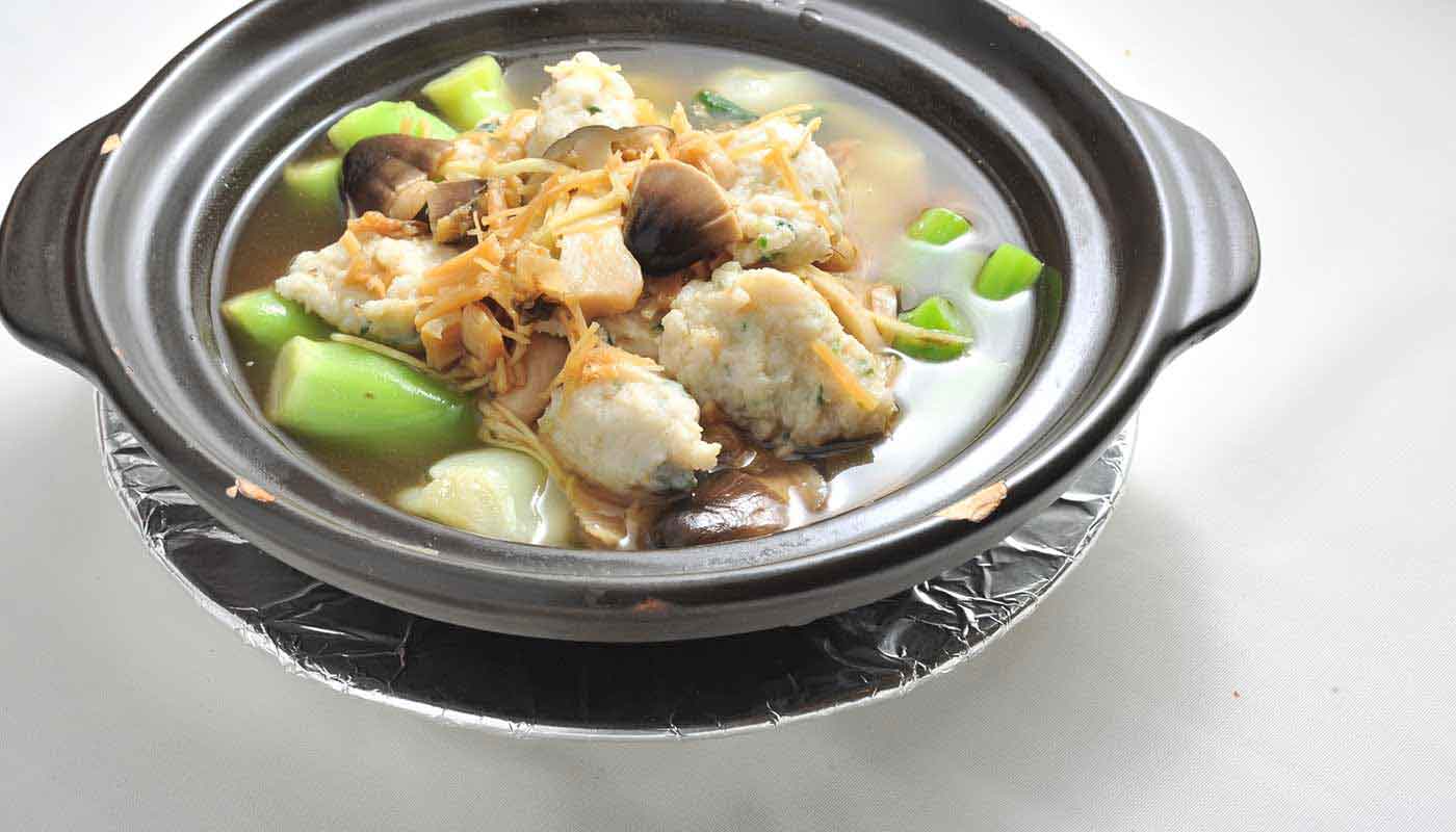 Order E5. Fish Ball with Dried Scallop in Casserole (魚滑瑤柱什菜煲) food online from Happy Harbor Cuisine store, Alhambra on bringmethat.com
