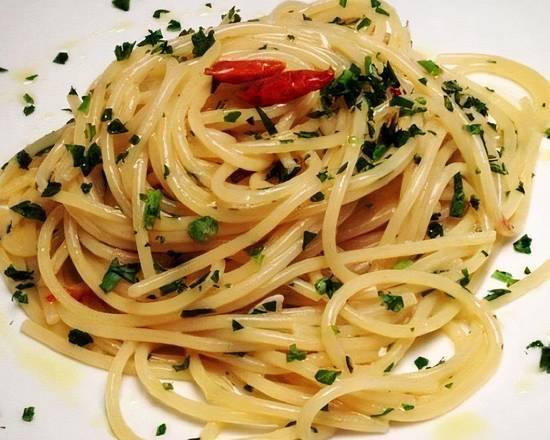 Order Spaghetti Aglio Olio e Pepperoncino food online from Kinzie Chophouse store, Chicago on bringmethat.com