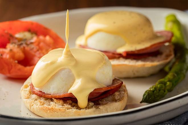 Order Traditional Eggs Benedict food online from La Boulangerie Boul'Mich store, Key Biscayne on bringmethat.com