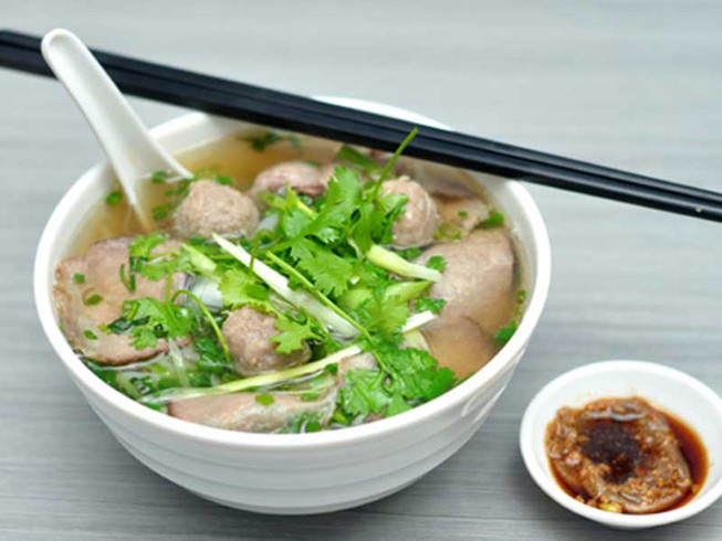 Order Beef ball soup (Chén súp bò viên, 6 miếng & hành ngò) food online from Hello Saigon store, New York on bringmethat.com
