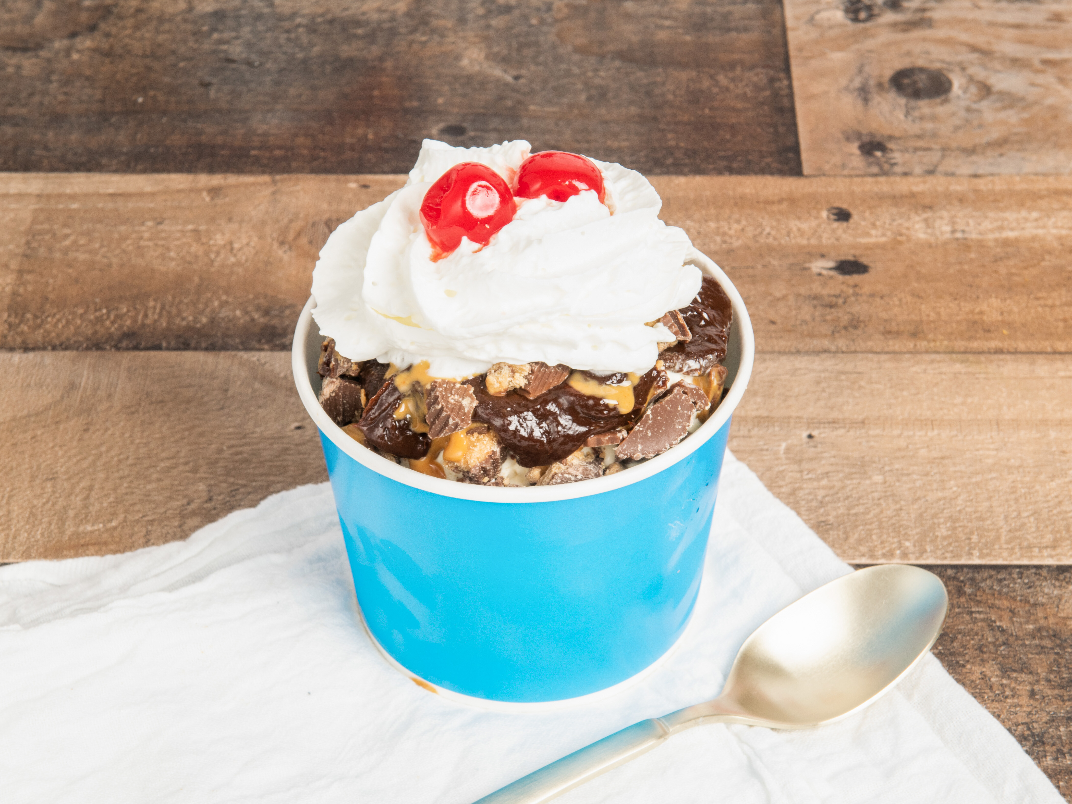 Order Peanut Butter Cup Sundae food online from Happy Days On The Go store, Henrietta on bringmethat.com