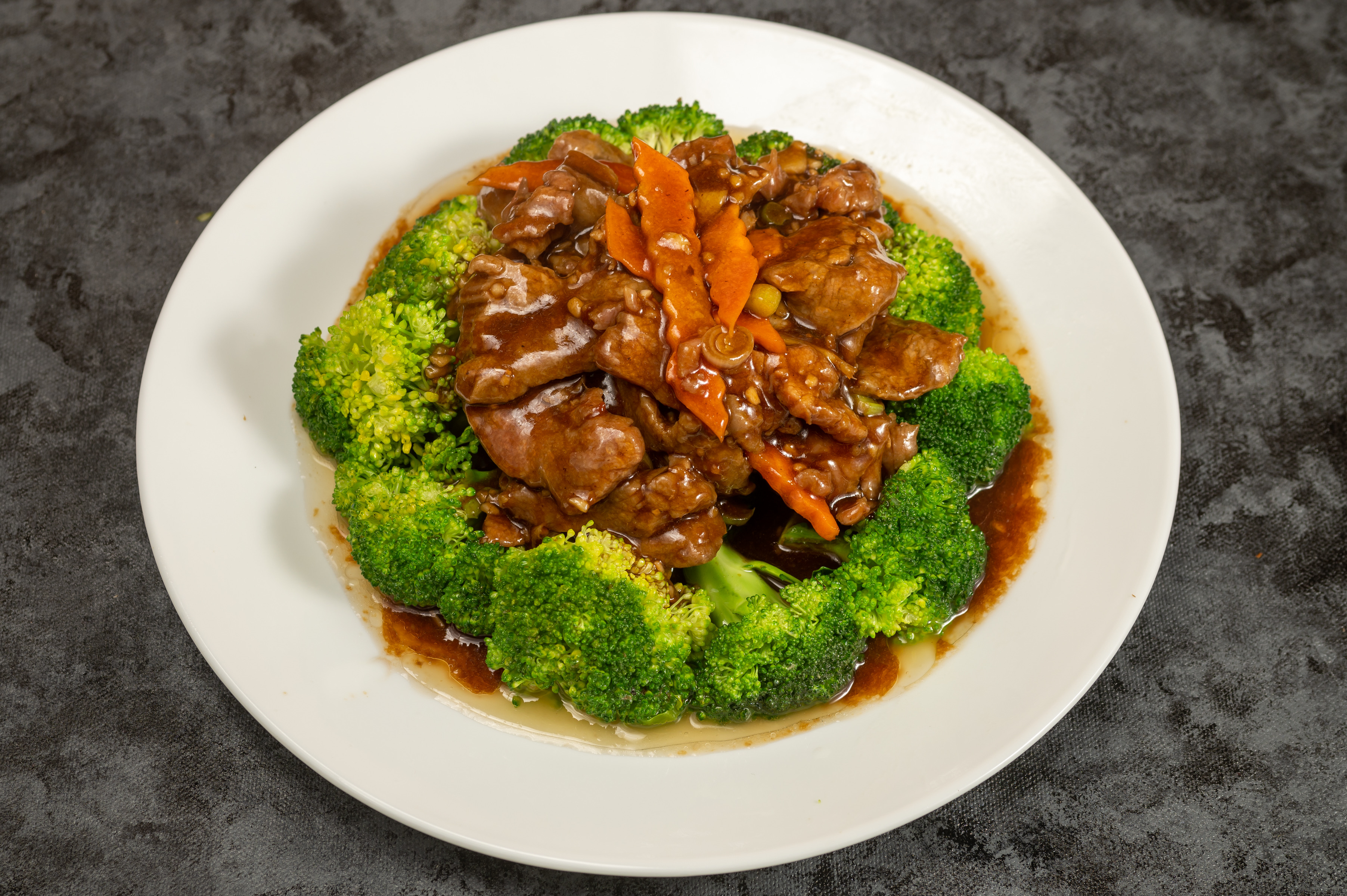 Order 30. Beef with Broccoli 西兰花牛 food online from Yen Ching Chinese Restaurant store, Naperville on bringmethat.com
