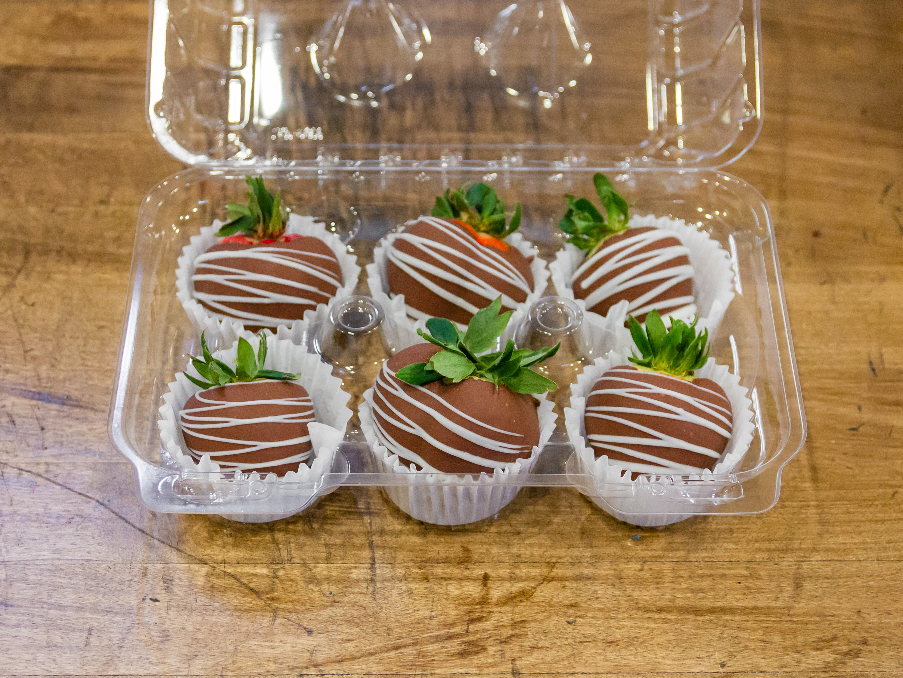 Order Chocolate Covered Strawberries food online from Tee'licious Dessert Creations store, Ann Arbor on bringmethat.com