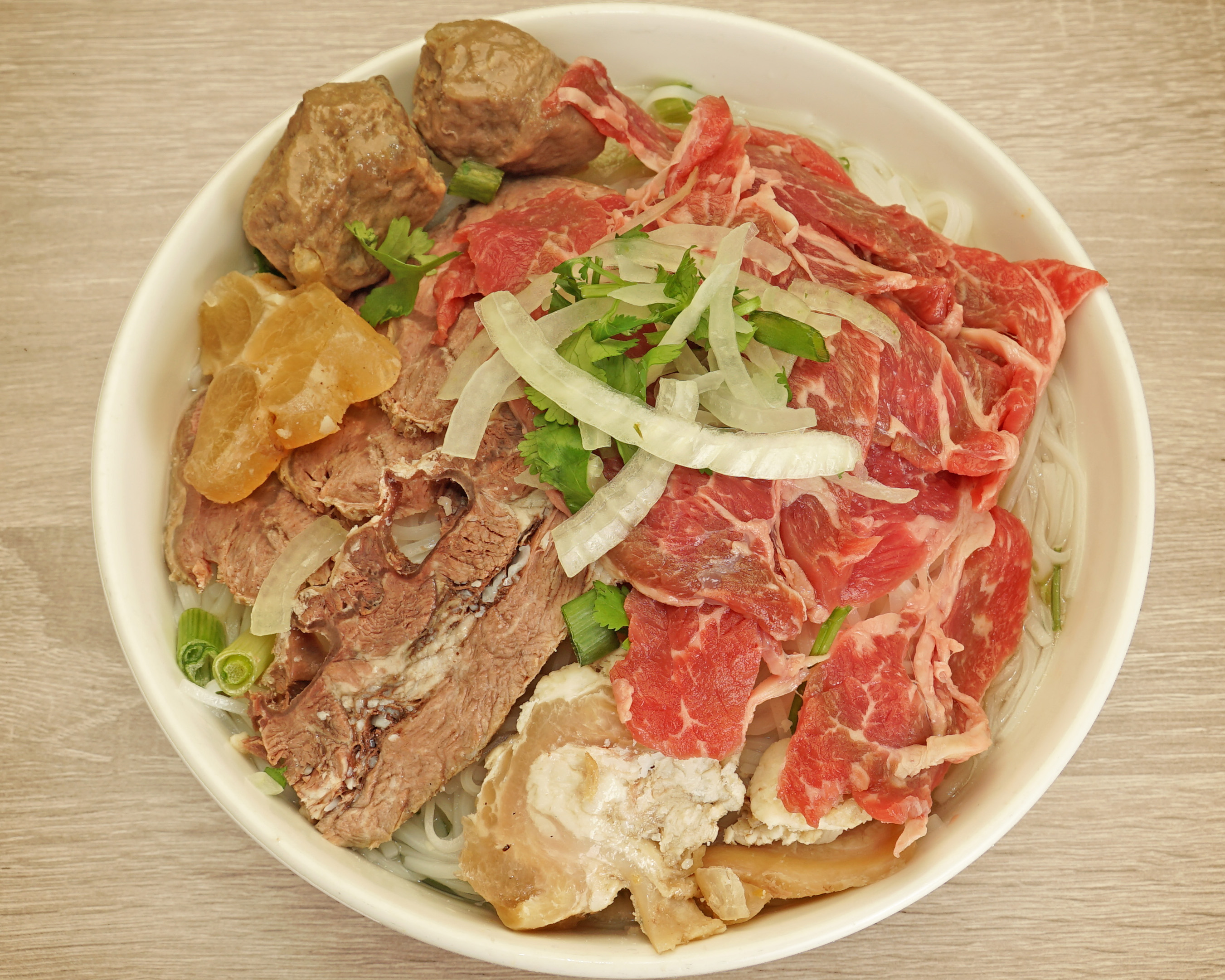 Order N5. Deluxe Beef Medley Thin Noodle Soup 火車頭牛肉湯檬粉 food online from Phosure store, San Francisco on bringmethat.com