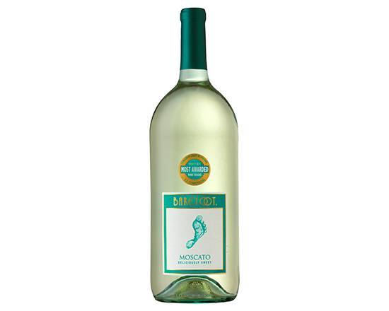Order Barefoot Cellars Moscato, 1.5L white wine (9.0% ABV) food online from Goodtimes Liquor store, Jennings on bringmethat.com