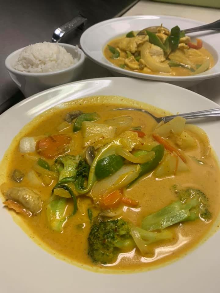 Order Yellow Curry food online from Pinto Thai Kitchen store, Evanston on bringmethat.com