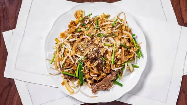 Order Stir Fried Noodles with Beef food online from Sizzle it Asian Bistro store, Novi on bringmethat.com