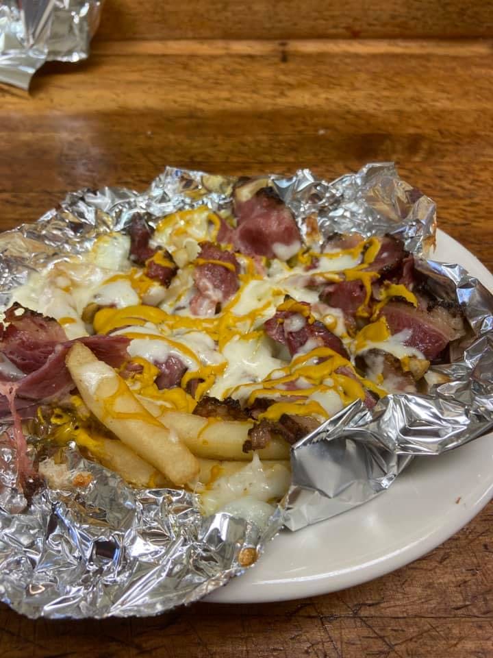 Order Pastrami Fries - Appetizer food online from Nick Pizza Ii store, Apple Valley on bringmethat.com