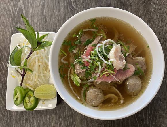 Order 1. Combo Beef Noodle Soup (Pho Đặc Biệt) food online from Pho Seven store, San Lorenzo on bringmethat.com