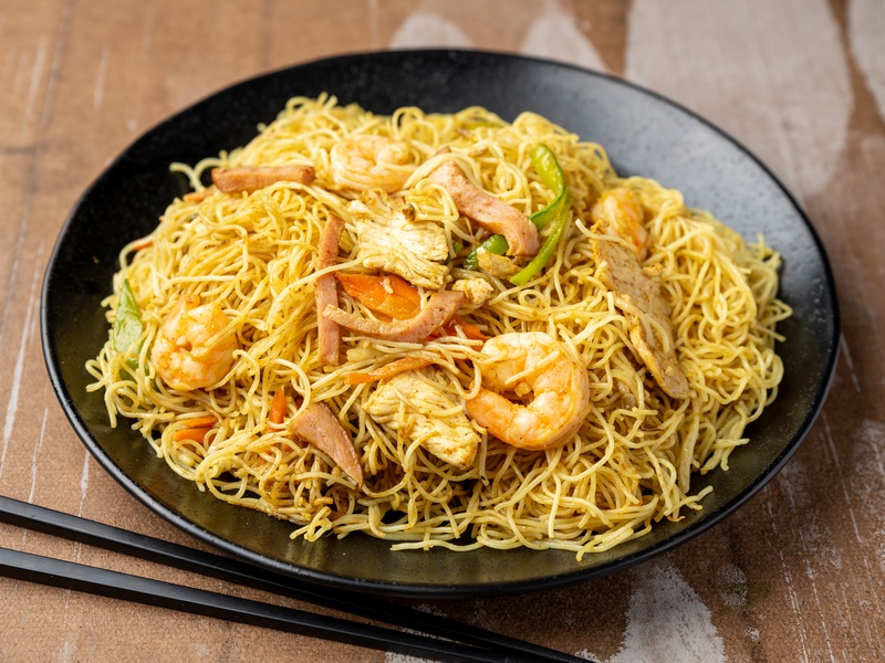 Order Singapore Rice Noodles food online from Hui's store, Milwaukee on bringmethat.com