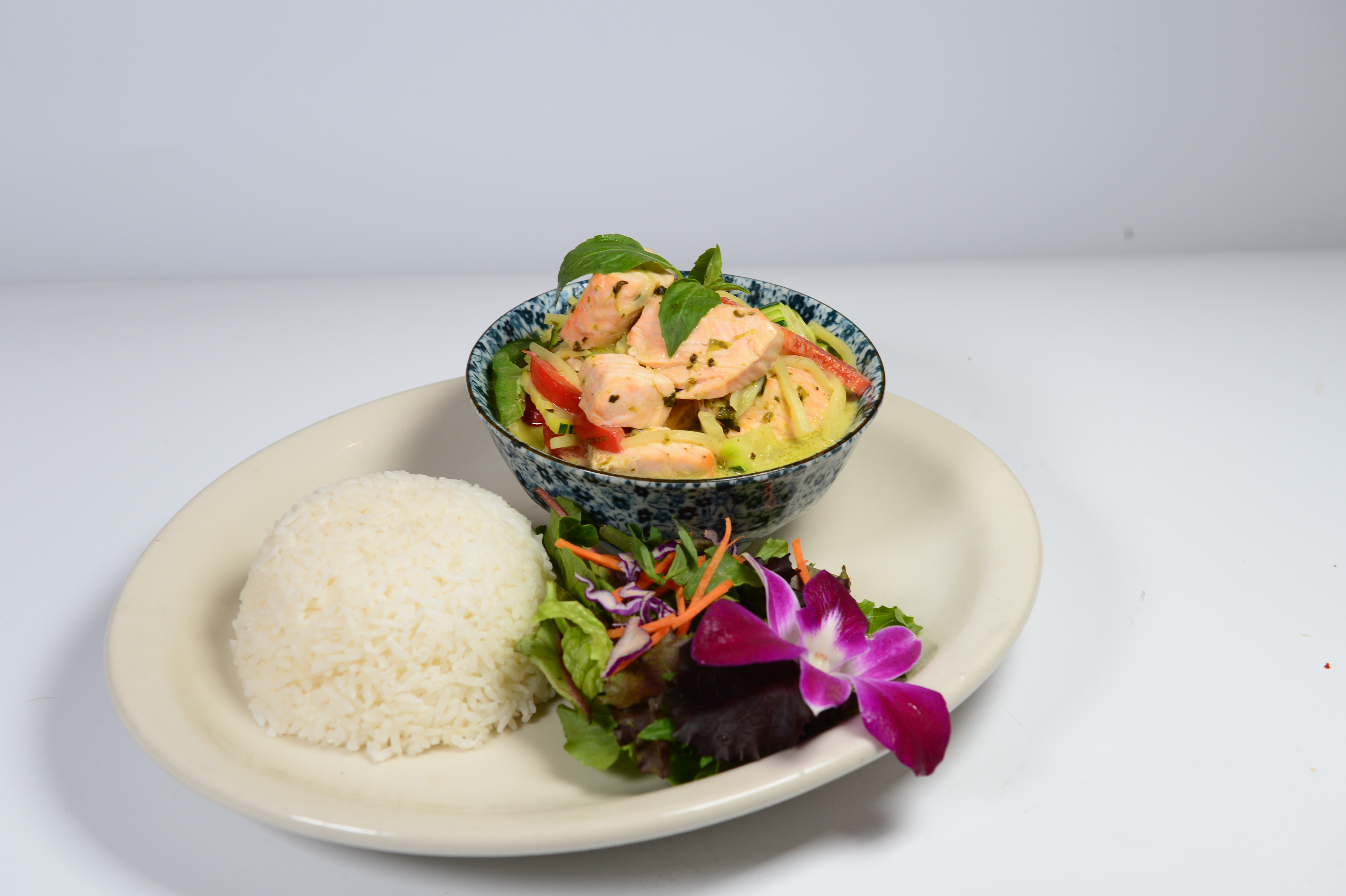 Order Salmon Green Curry food online from Lemongrass Thai Cuisine store, San Francisco on bringmethat.com