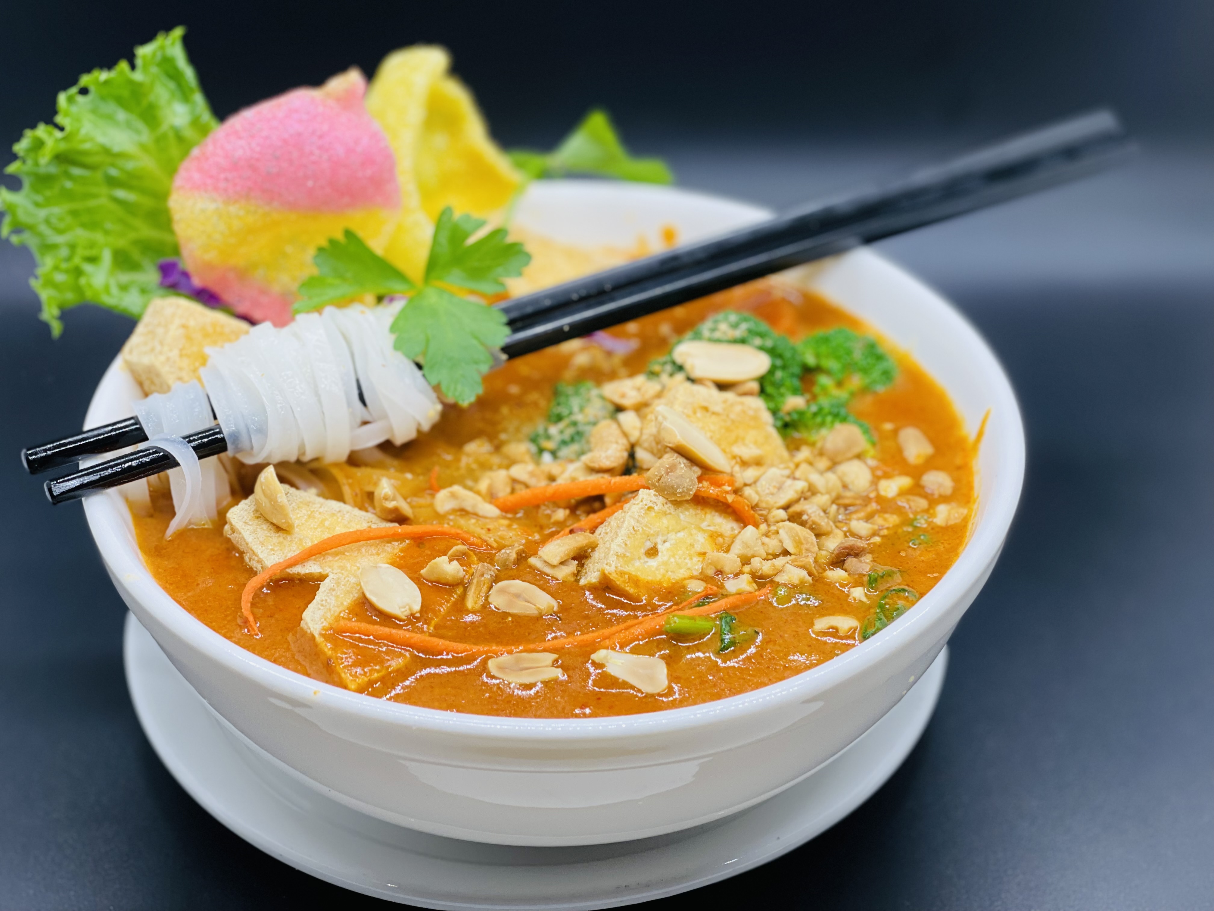 Order Peanut Curry Noodles food online from Spring Thai store, Petaluma on bringmethat.com