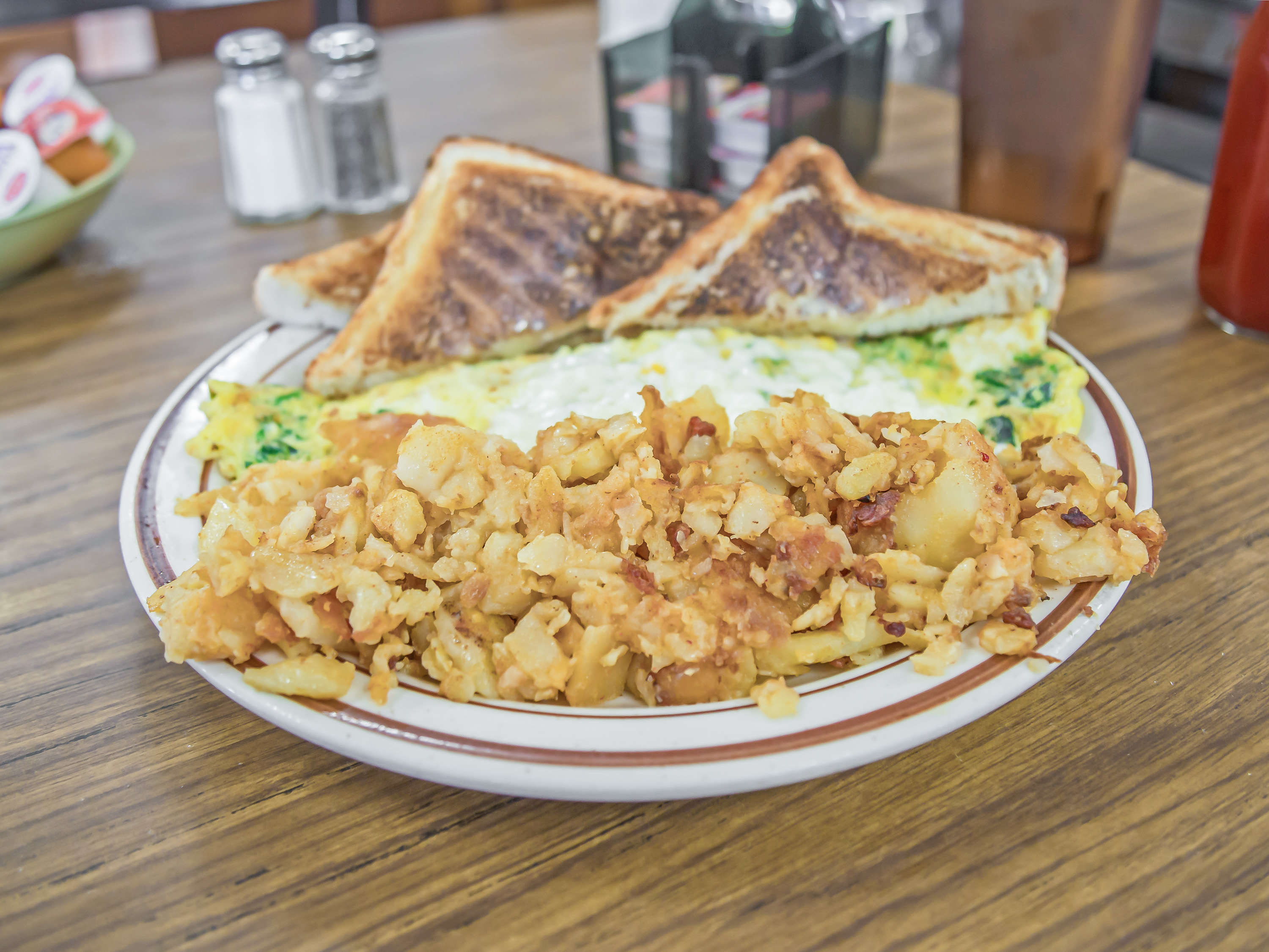Order Feta Cheese and Spinach Omelette food online from Parkside Diner store, Rochester on bringmethat.com