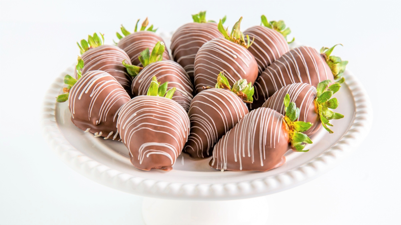 Order GIFT BOX OF CHOCOLATE STRAWBERRIES food online from Bash Treats store, Tustin on bringmethat.com