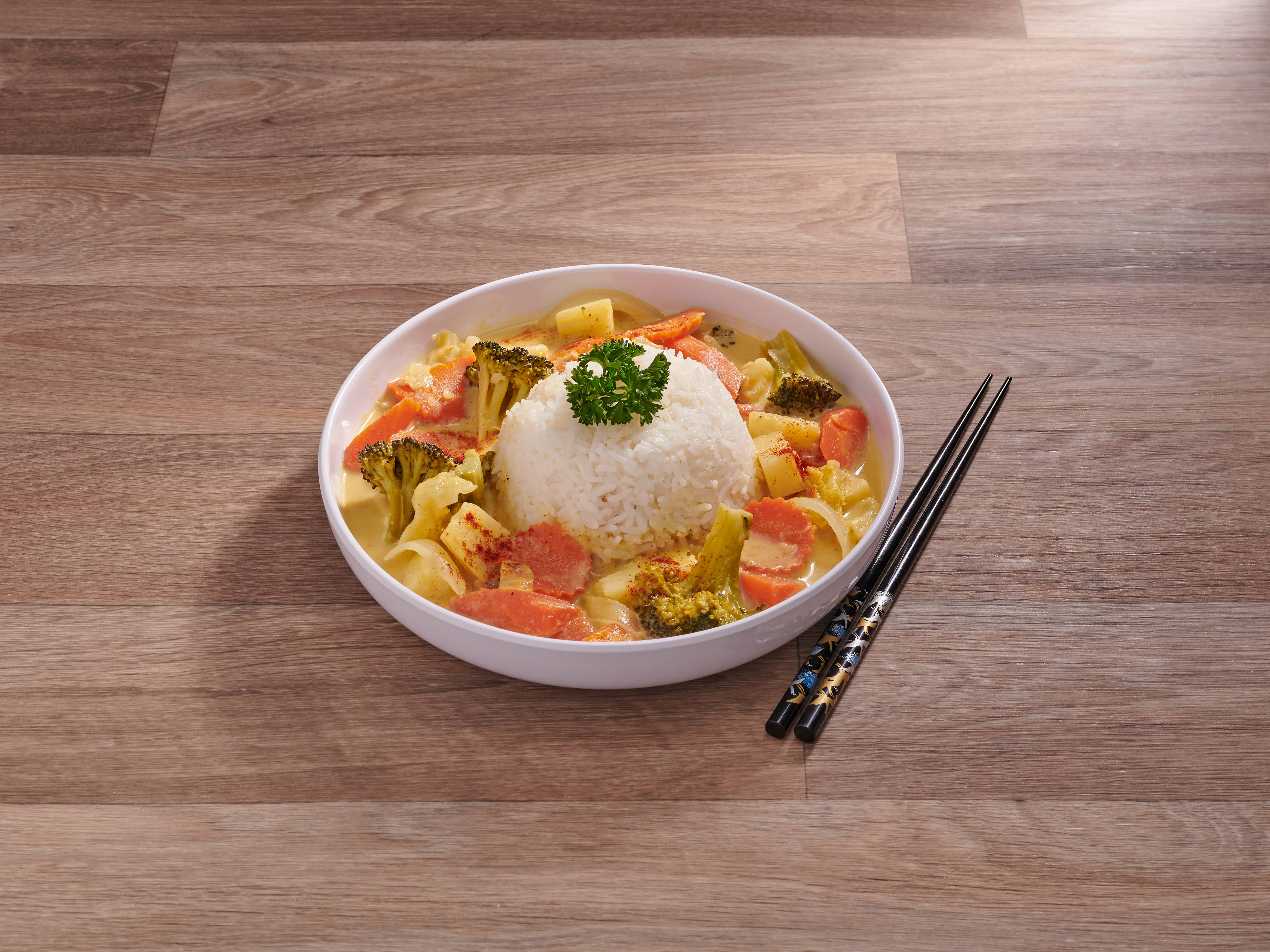 Order 73. Yellow Curry (24oz) food online from Monsoon Thai Cuisine store, Portland on bringmethat.com