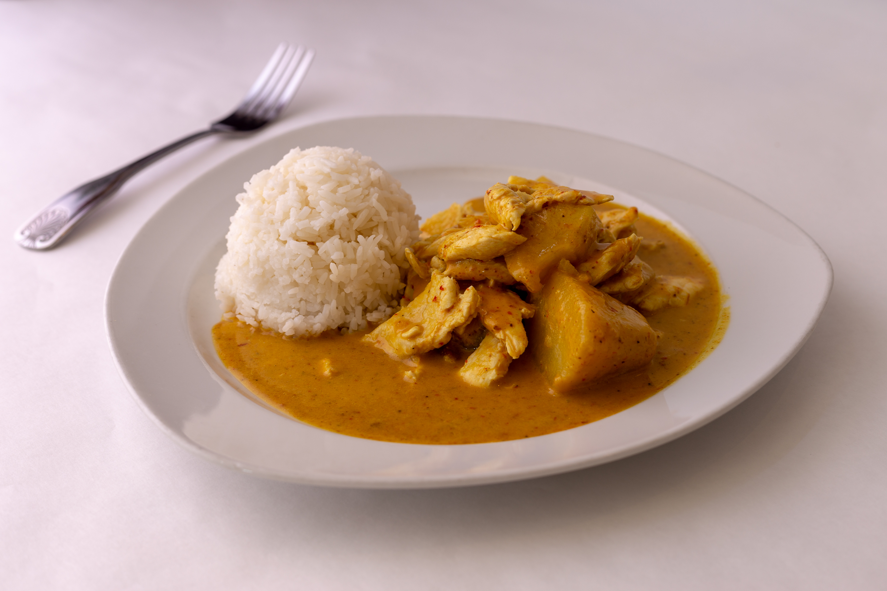 Order Yellow Curry food online from Sala Thai Restaurant store, San Diego on bringmethat.com