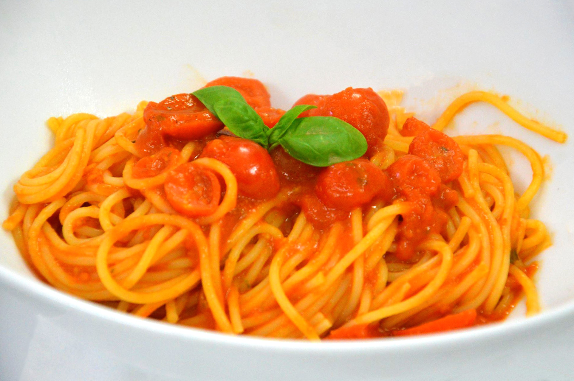 Order Spaghetti Alla Chitarra al  Pomodoro Fresco e Basilico food online from Luna Rossa store, New York on bringmethat.com