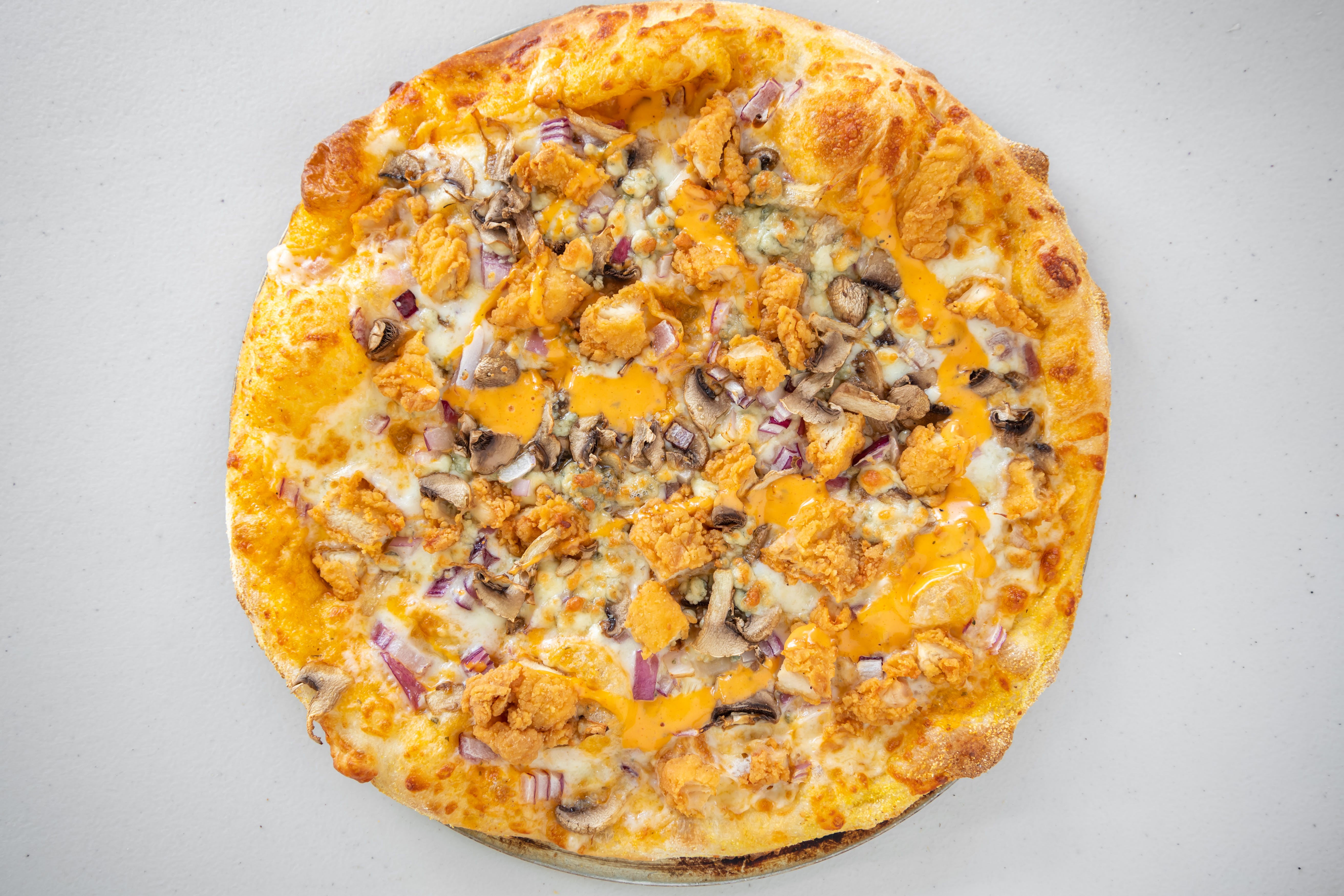 Order Buffalo Chicken Pizza - Medium 12'' food online from Pizza Machine - Hollywood store, Hollywood on bringmethat.com