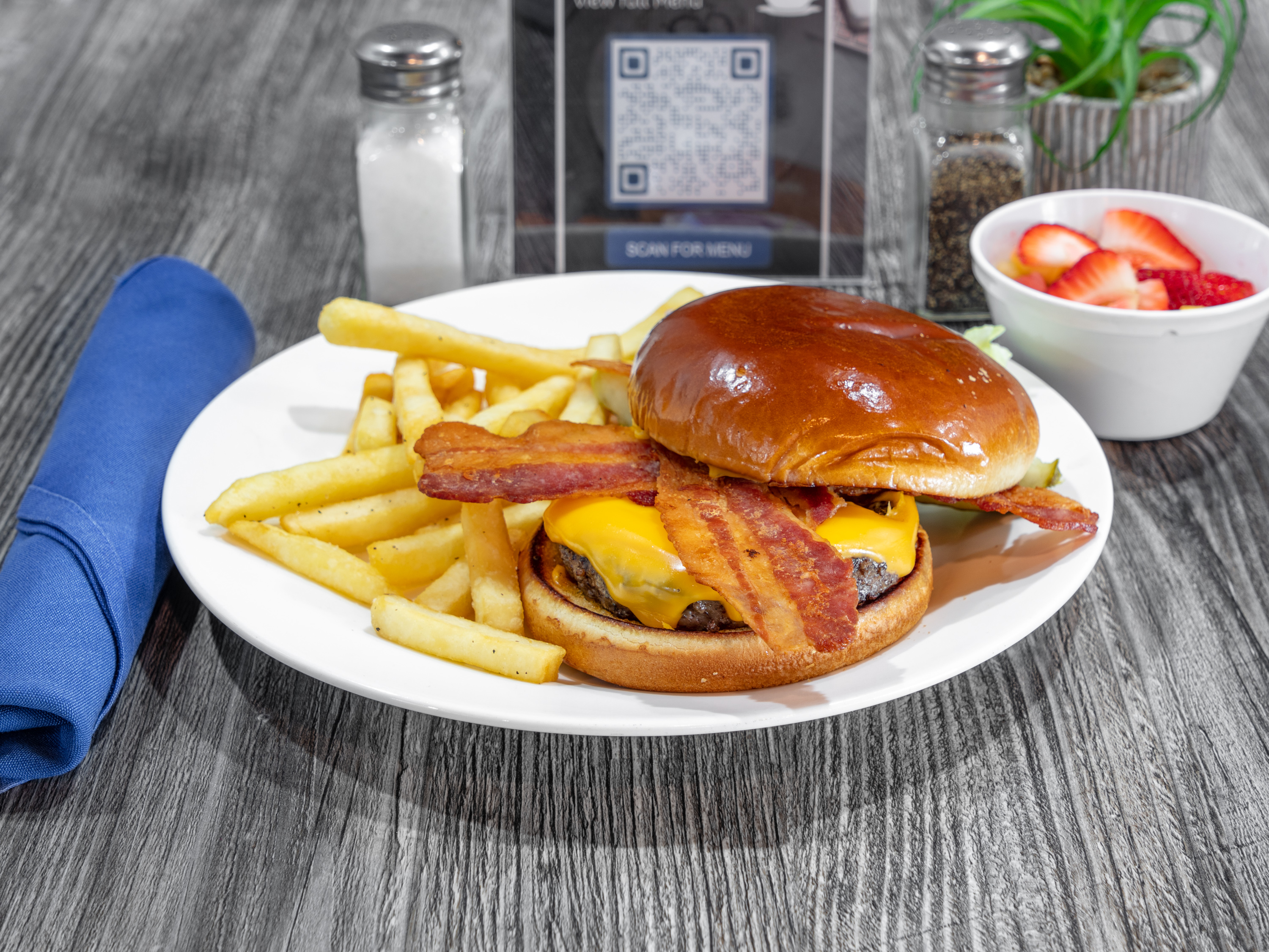 Order Bacon Cheeseburger Lunch food online from Mimi's Star Cafè store, Dallas on bringmethat.com
