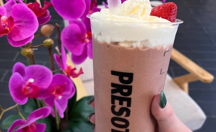 Order Chocolate Covered Strawberry Smoothie food online from Presotea store, Auburn Hills on bringmethat.com