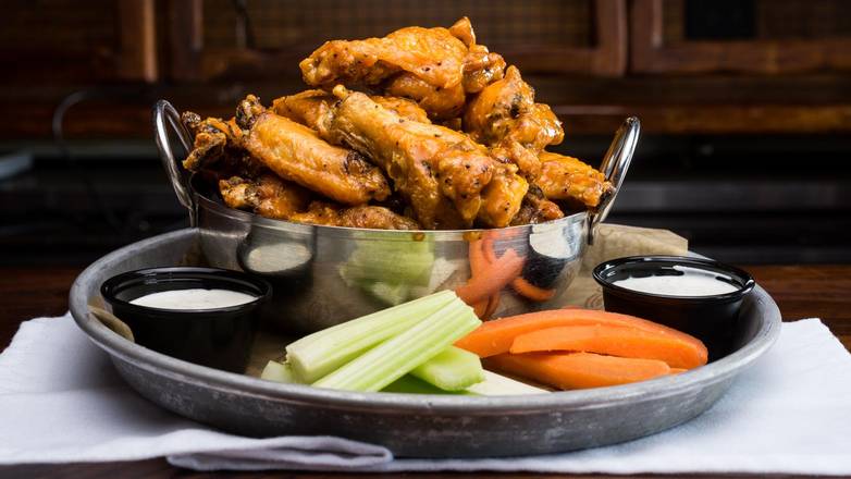 Order 8 Traditional Wings food online from Wild Bill's Sports Saloon store, Minneapolis on bringmethat.com