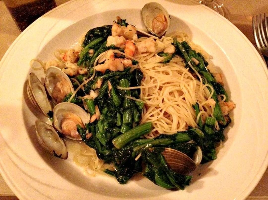 Order Linguini with Clams - Pasta food online from Portofino Restaurant store, New Fairfield on bringmethat.com