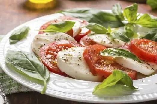 Order Caprese [X Large 18] food online from Mr Pizza store, Oklahoma City on bringmethat.com