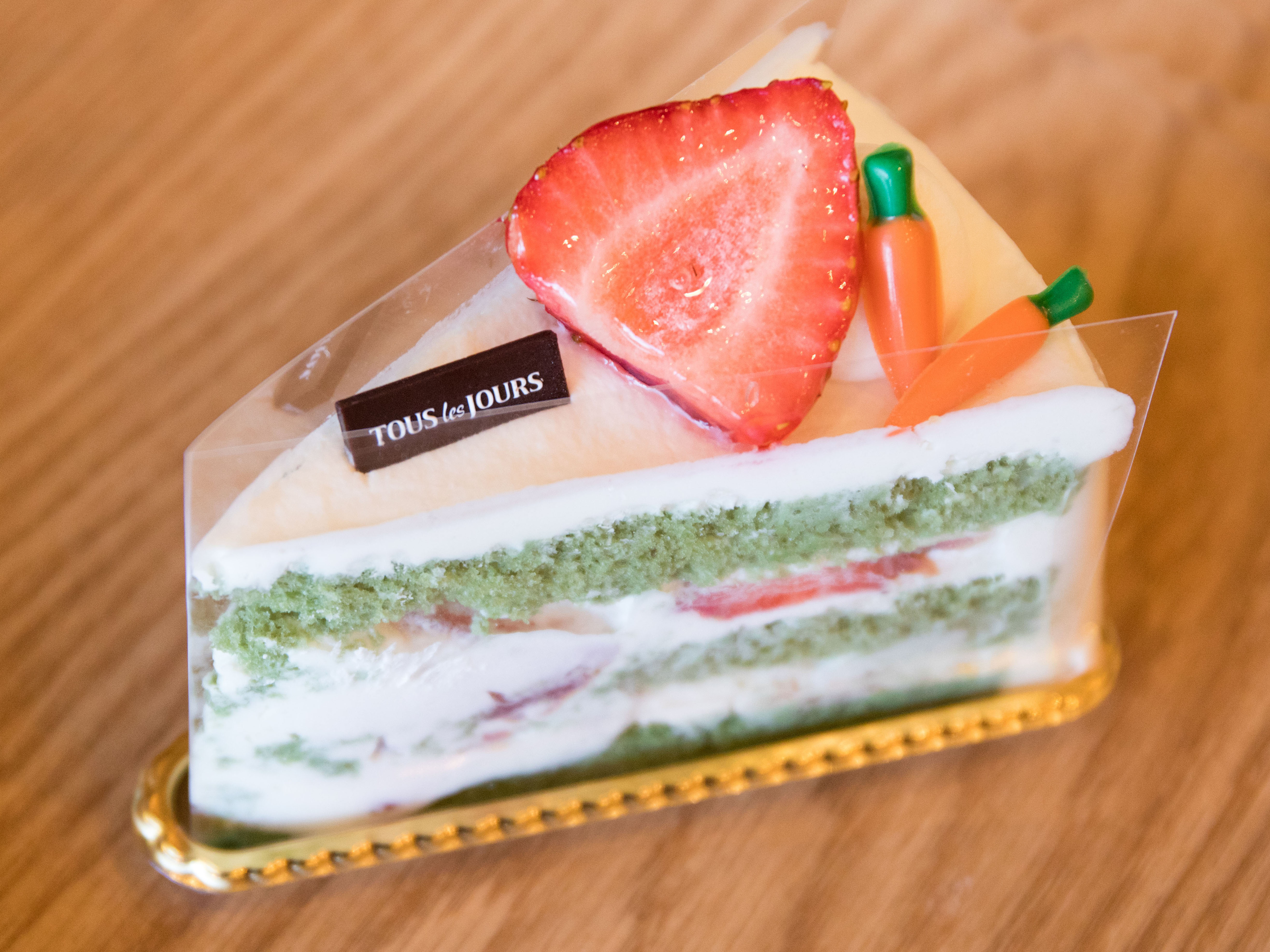 Order Green Tea Slice Cake food online from Tous Les Jours store, Burlingame on bringmethat.com