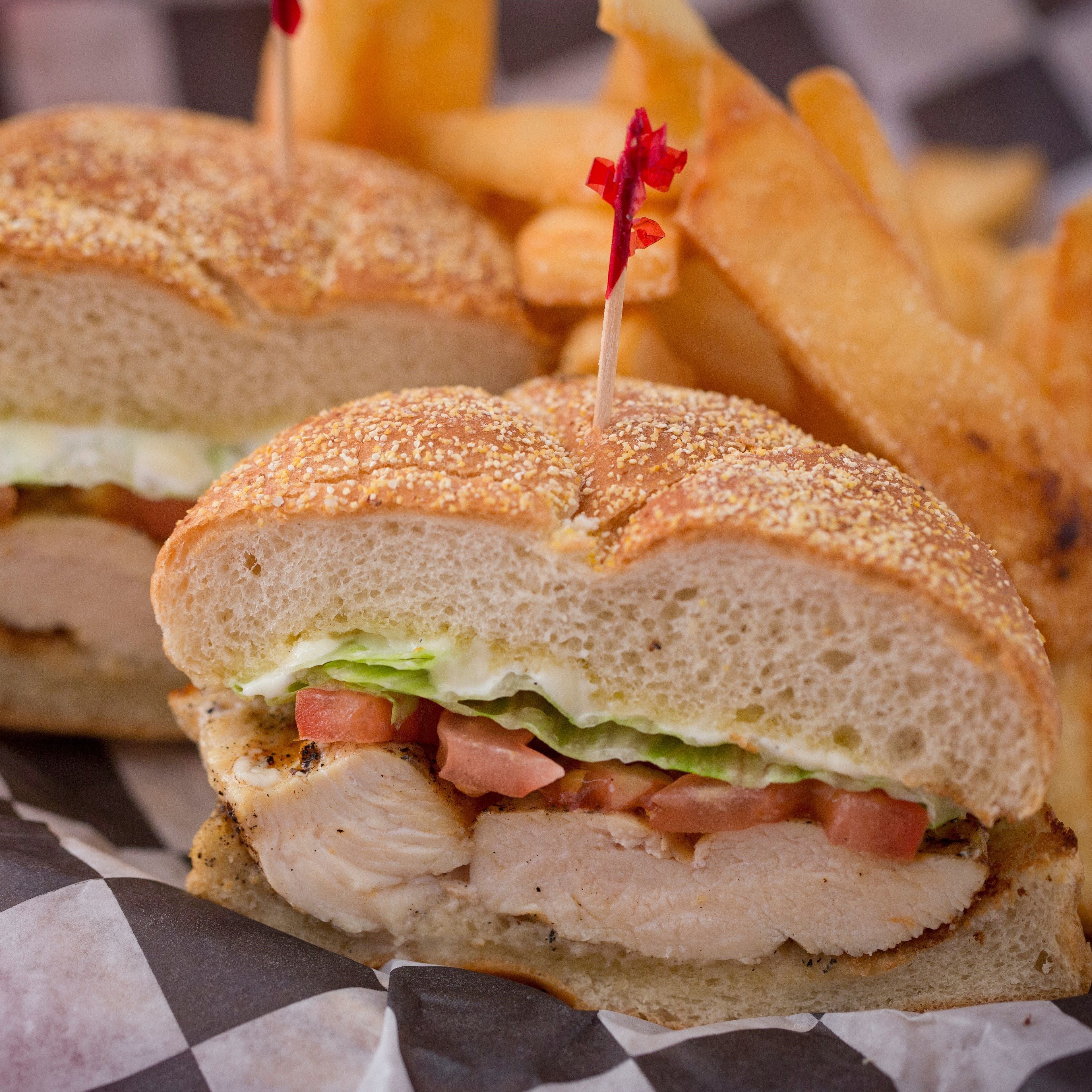 Order Deluxe Grilled Chicken Sandwich food online from Huey's store, Memphis on bringmethat.com