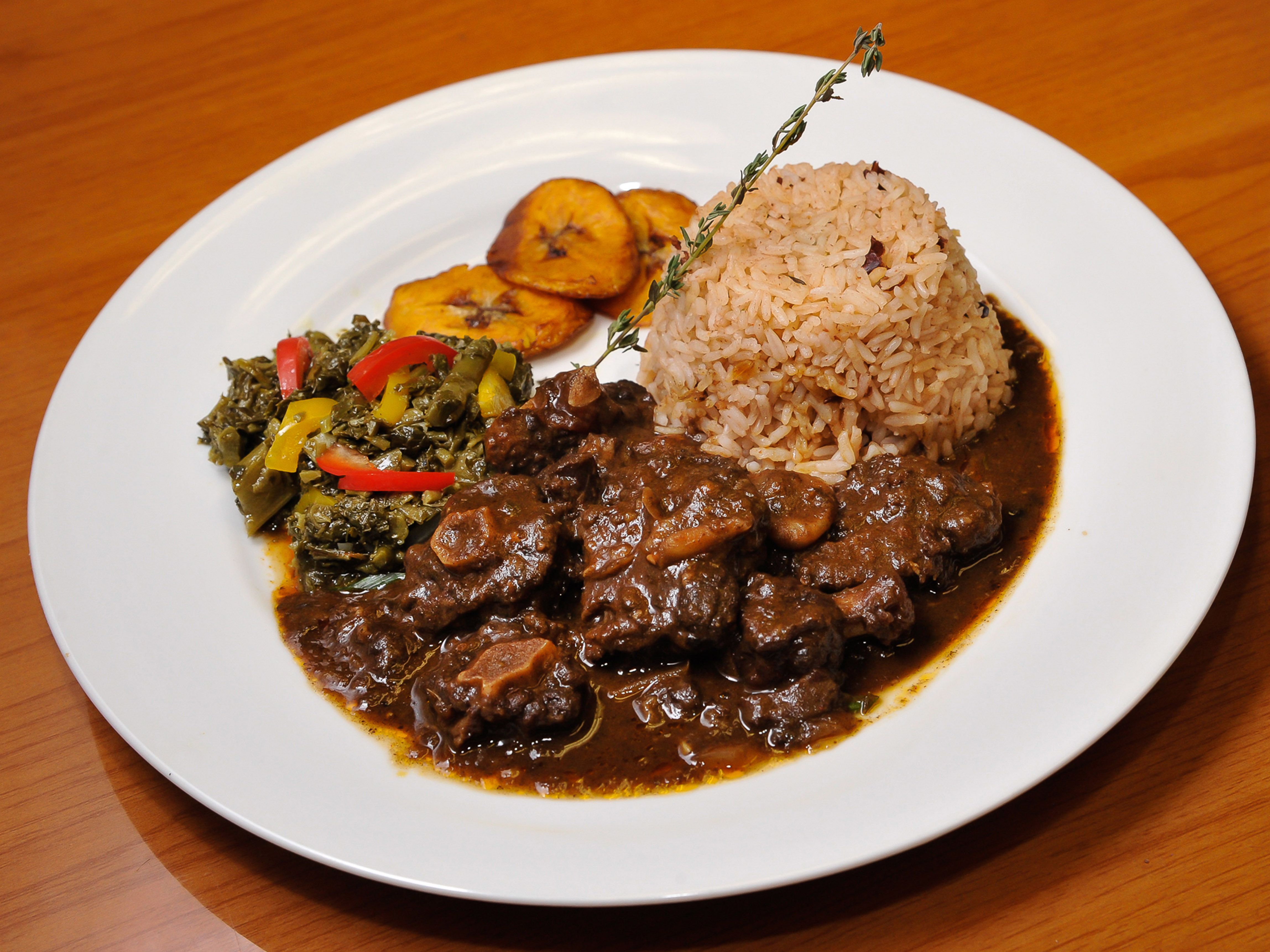Order Brown Stew Oxtail food online from Irie Mon Cafe store, Atlanta on bringmethat.com