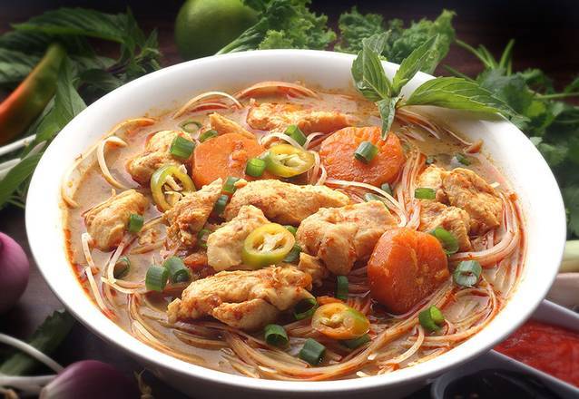 Order S8. Spicy Chicken Rice Noodle Soup food online from Que Huong store, Plano on bringmethat.com