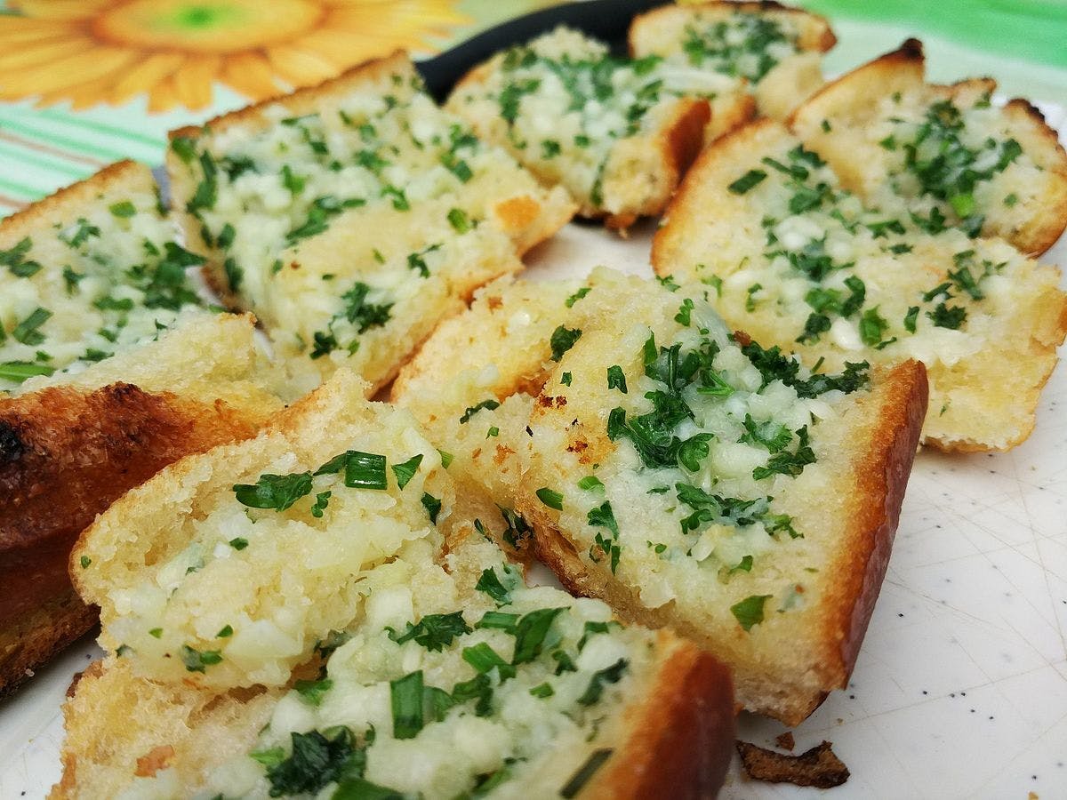 Order Garlic Bread - Appetizer food online from La Famosa Pizza store, Holtsville on bringmethat.com
