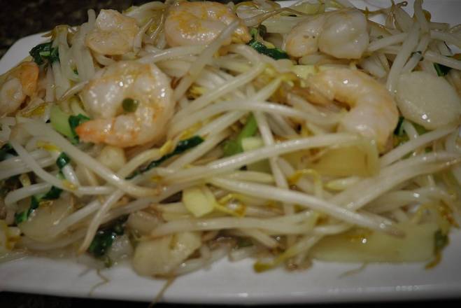 Order Chow Mein (come with crispy noodle) food online from Golden Crown Chinese-American Restaurant store, Amherst on bringmethat.com
