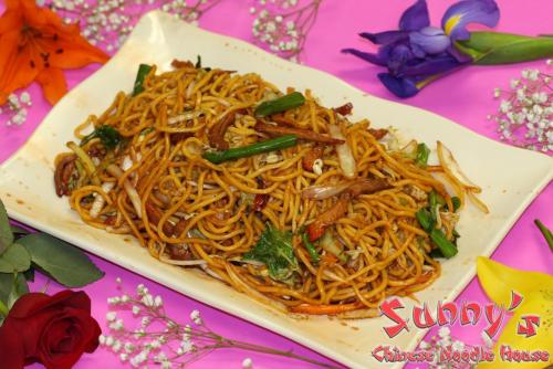 Order 19. Pork Lo Mein food online from Sunny's Chinese Noodle House store, Green Bay on bringmethat.com