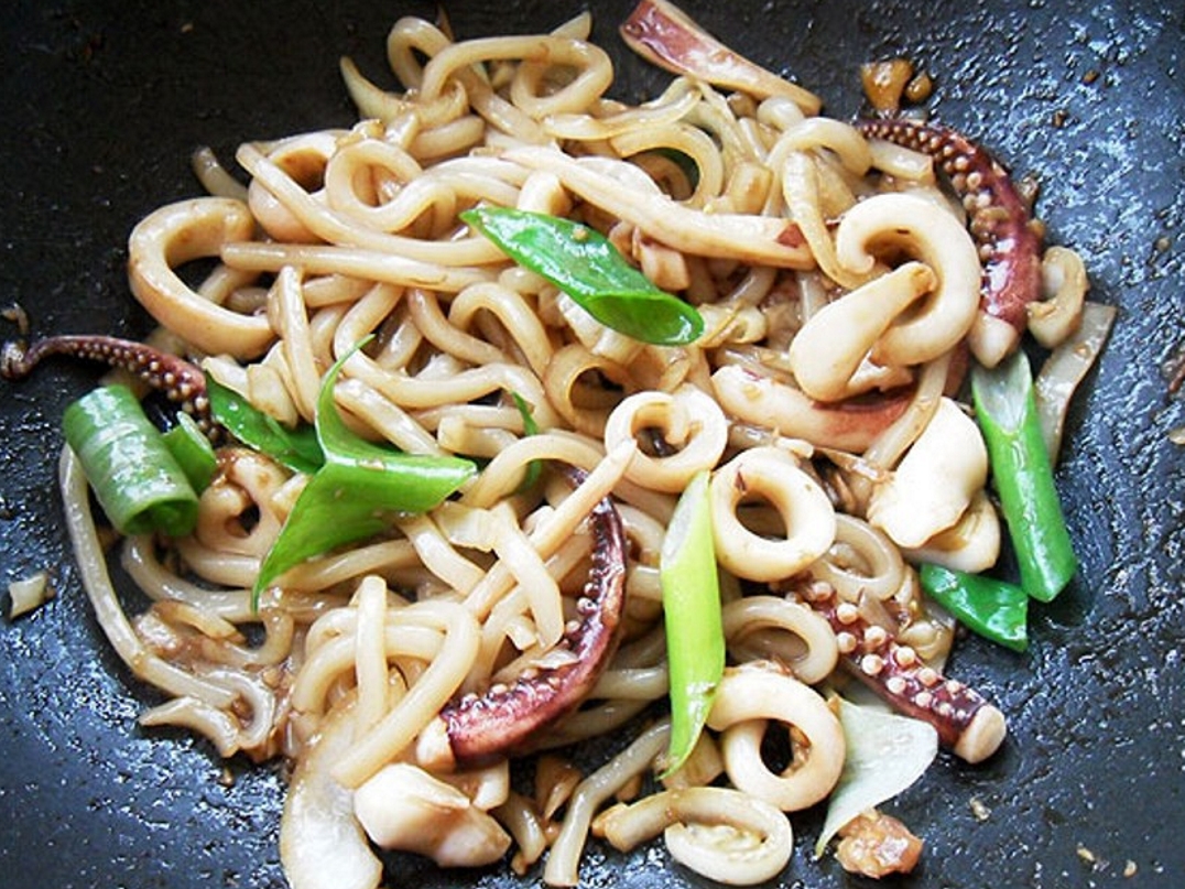 Order H-33B. Stir Fried Spicy Squid  with Udon (오징어우동볶음/辣炒乌龙面魷鱼乌) food online from Restaurant Namsan store, Los Angeles on bringmethat.com