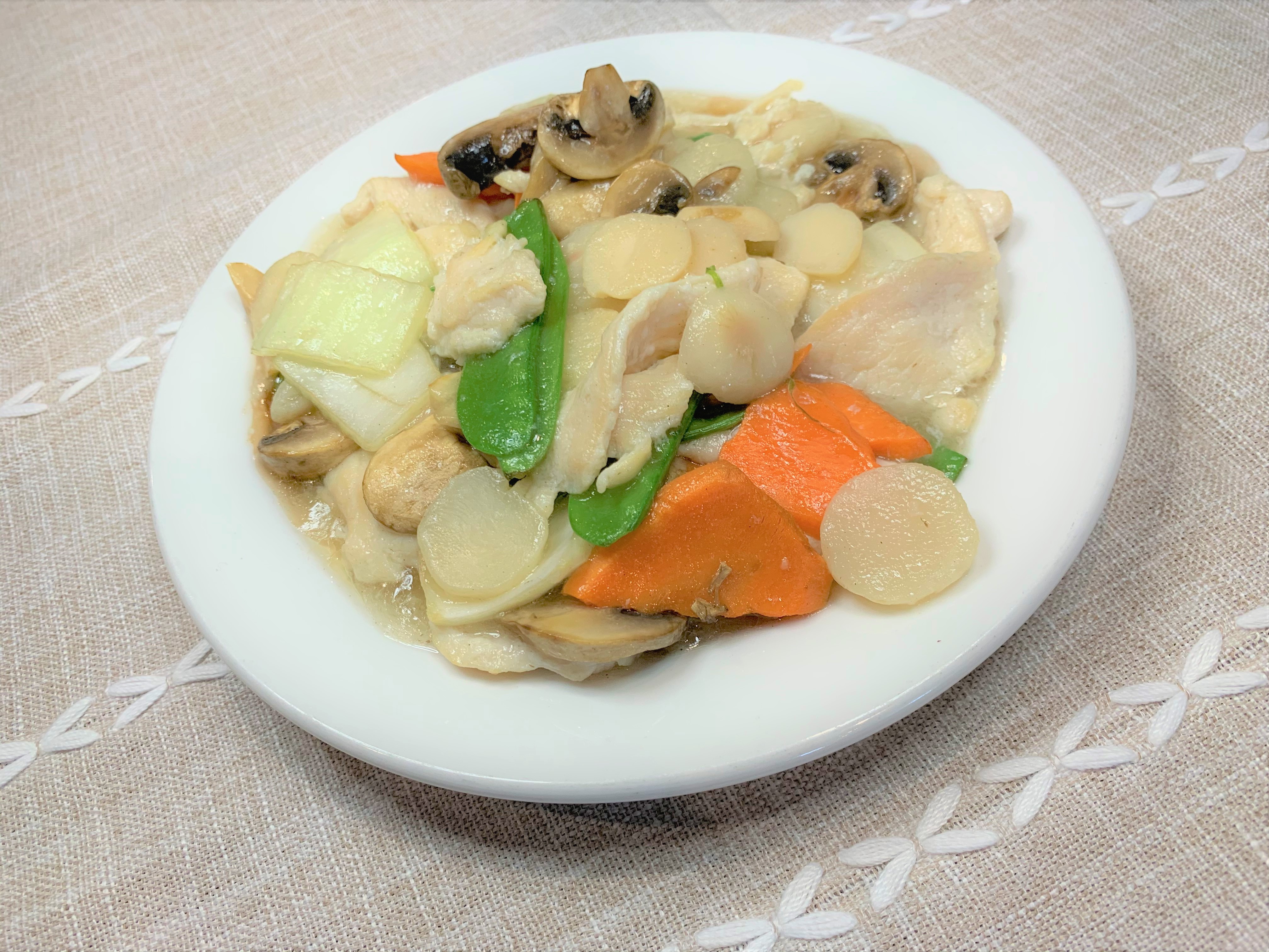 Order C7. Moo Goo Gai Pan Combo蘑菇鸡片 food online from Fuji China store, Knightdale on bringmethat.com